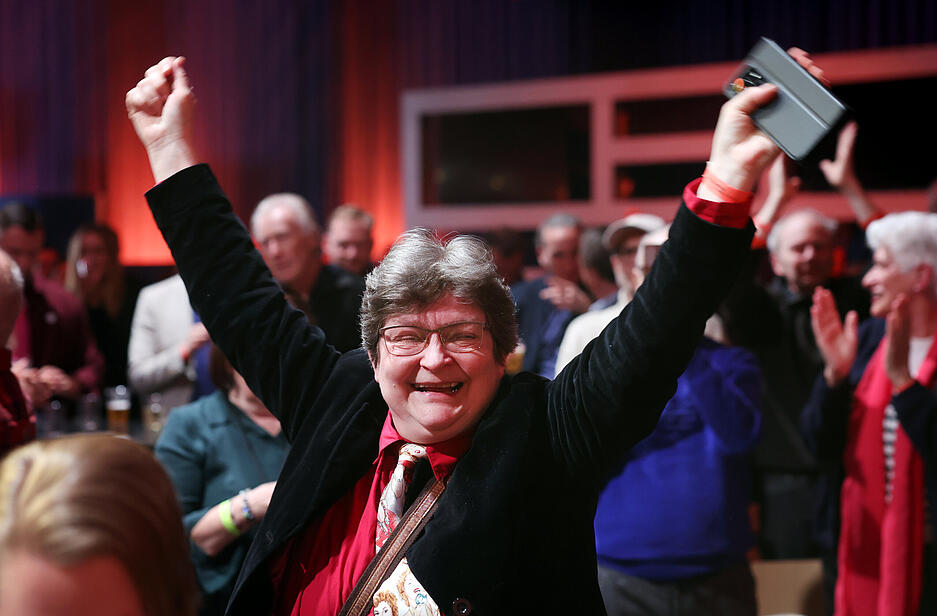 Eine Teilnehmerin der Wahlparty vom Bündnis Sahra Wagenknecht BSW reagiert nach Bekanntwerden der ersten Prognosen. Eine Teilnehmerin der Wahlparty vom Bündnis Sahra Wagenknecht BSW reagiert nach Bekanntwerden der ersten Prognosen.