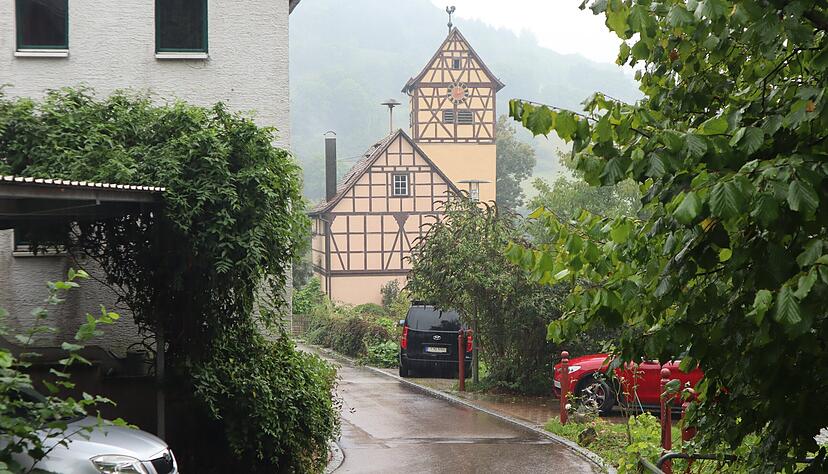 Eine der Sehenswürdigkeiten am Weg: Die Kirche St. Veit in Unterregenbach.