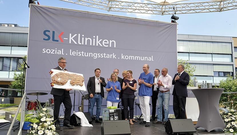 Symbolischer Schlüssel als Hefezopf: Bei der Einweihung der neuen Neonatologie der Kinderklinik am Gesundbrunnen brachten die Architekten Gerhard Jeggle und Andreas Ludwig dem Personal auch noch einen Kaffeevollautomaten mit.
Fotos. Dennis Mugler