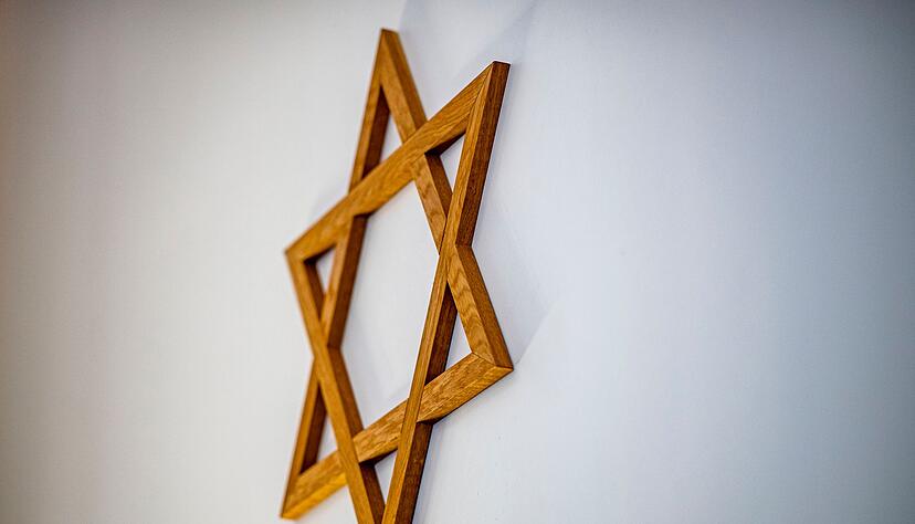 Eine Anfrage der Linken-Abgeordneten Petra Pau im Bundestag zeigt, dass die Zahlen antisemitischer Straftaten auch 2024 auf einem hohen Niveau bleiben.