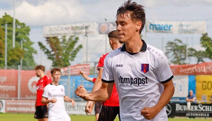 Marco Specht jubelt über seinen Doppelpack, aber in ersterLinie auch über den 4:2-Sieg des FSV Hollenbach beim 1. Göppinger SV.
Foto: Marc Schmerbeck