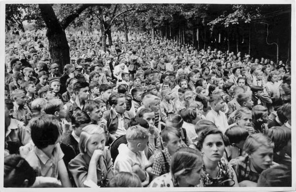 1954. Keinen freien Platz gibt es mehr für hunderte von Kindern mit ihren Eltern und Großeltern, die gespannt das Programm verfolgen.