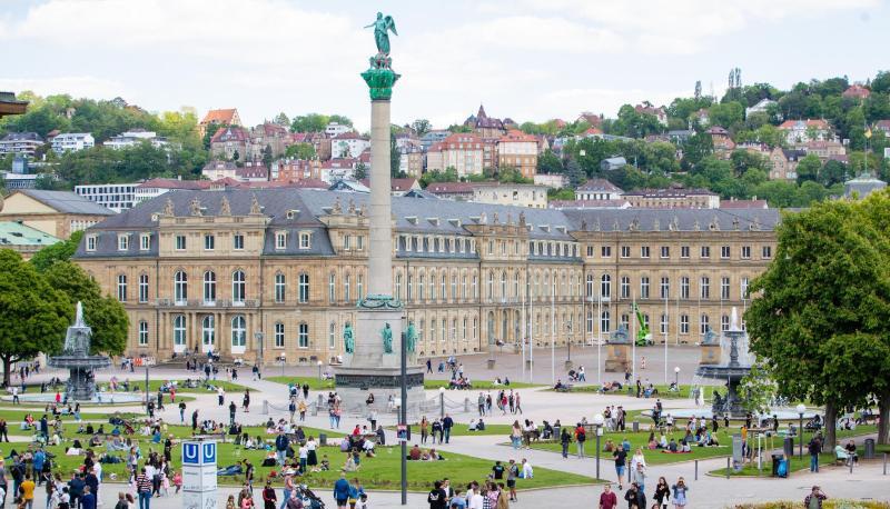Zahlreiche Menschen besuchen den Schlossplatz. Zahlreiche Menschen besuchen den Schlossplatz.
