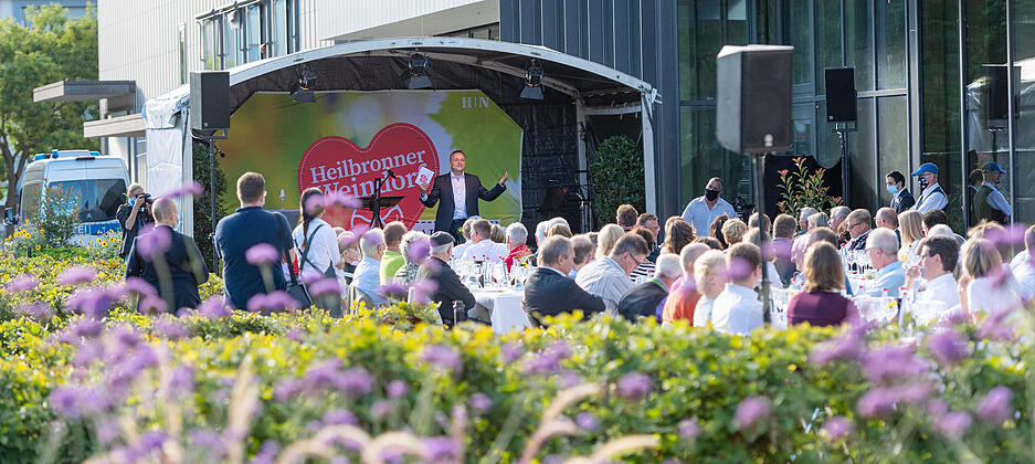 112 geladene Gäste waren zur Eröffnung der Weindorf-Auslese am neuen Parkhotel gekommen. Journalist Holger Gayer aus Lauffen interviewte auf der Bühne einige prominente Branchenvertreter.