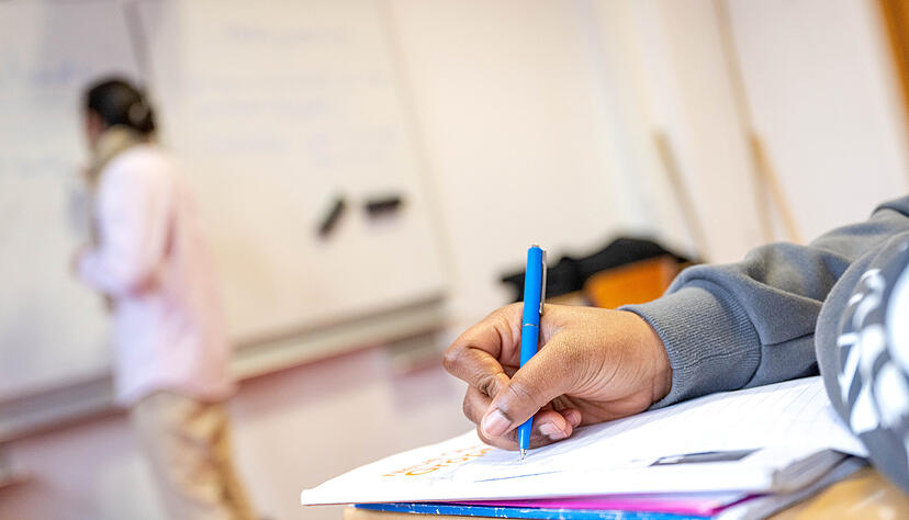 Hilft Schulen mit vielen Kindern, die Unterstützung benötigen: Bund und Länder haben das Startchancen-Programm auf den Weg gebracht. Auch Schulen in der Region profitieren davon.
