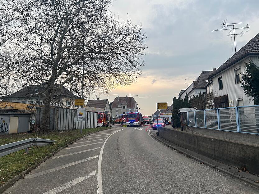 Die Feuerwehr ist bei Reifen Bender in Neckarsulm vor Ort, der Brand ist bereits gelöscht.