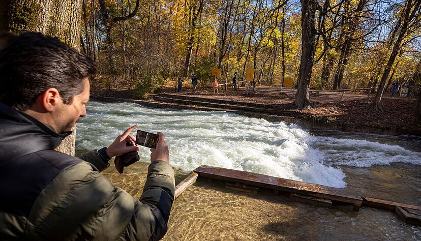 Freizeitsurfer Alexander Neumann fotografiert die - zurzeit nicht funktionstüchtige - Eisbachwelle im Englischen Garten. Freizeitsurfer Alexander Neumann fotografiert die - zurzeit nicht funktionstüchtige - Eisbachwelle im Englischen Garten.