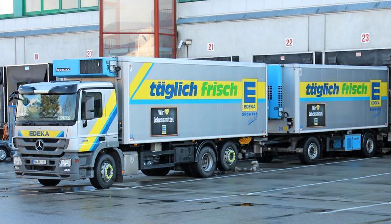 Rund 300 Lkw-Fahrten finden t&auml;glich bei Edeka in Ellhofen statt.