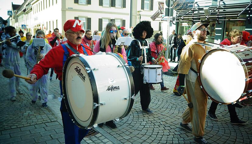 Beim Eppinger Leiergassenumzug darf traditionell jeder mitlaufen, der Lust hat. In diesem Jahr findet die Veranstaltung allerdings nicht statt. Foto: Archiv/Richter