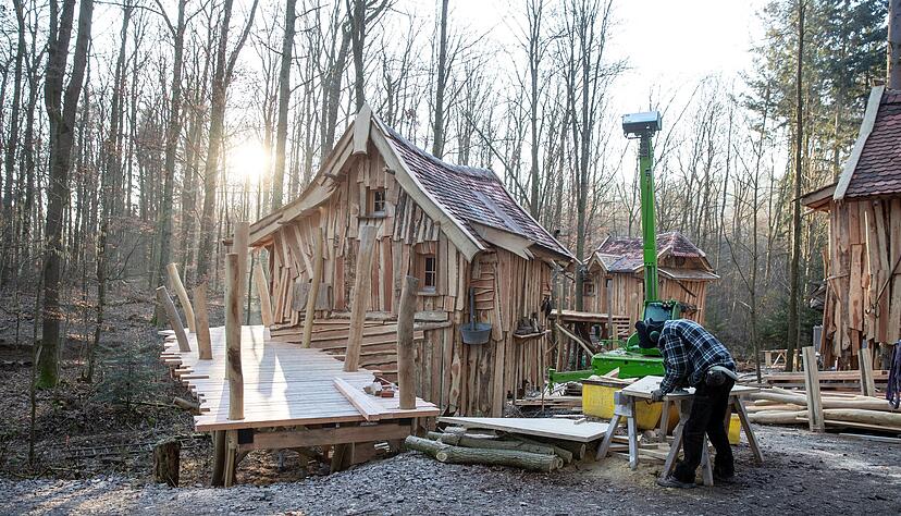 Im Naturresort Tripsdrill entstehen 20 neue Baumh&auml;user. Die bestehenden 28 sind anders als klassische Hotelzimmer derzeit sehr gefragt. Foto: Andreas Veigel