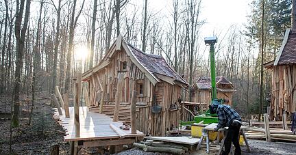 Im Naturresort Tripsdrill entstehen 20 neue Baumh&auml;user. Die bestehenden 28 sind anders als klassische Hotelzimmer derzeit sehr gefragt.
Foto: Andreas Veigel