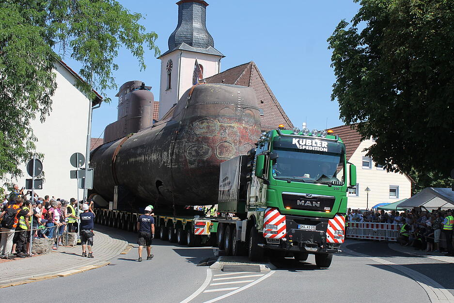 An der evangelischen Kirche in Siegelsbach wird es kurz eng. Eine Herausforderung ist die Kurve allerdings nicht. Die wartet am Dienstag in Bad Rappenau auf das Team.
