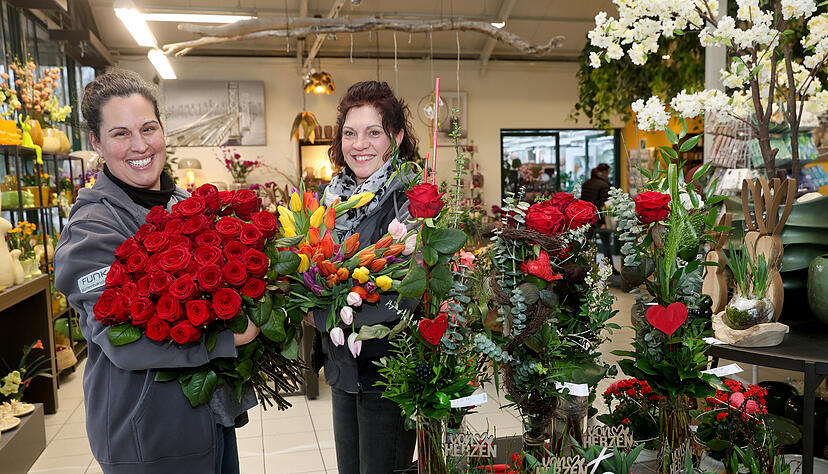 Inhaberin Julia Reinhart-Funk (links) und Floristin Constance Maier von Funk Blumenhandwerk in Bad Friedrichshall haben f&uuml;r den Valentinstag ein buntes Angebot vorbereitet.