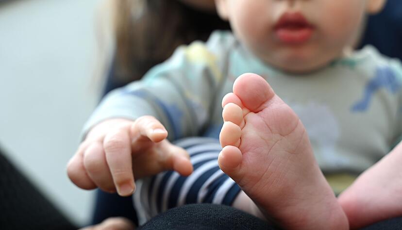 Eltern sind einer Studie zufolge durchschnittlich weniger zufrieden als Kinderlose, empfinden aber mehr Sinn im Leben (Archivbild).