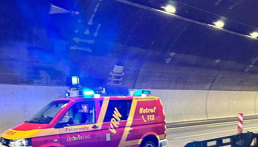 Die Feuerwehr ist im Engelbergtunnel auf der A81 im Einsatz.