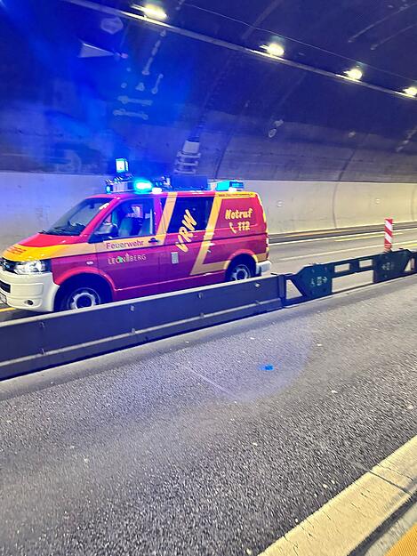 Die Feuerwehr ist im Engelbergtunnel auf der A81 im Einsatz.