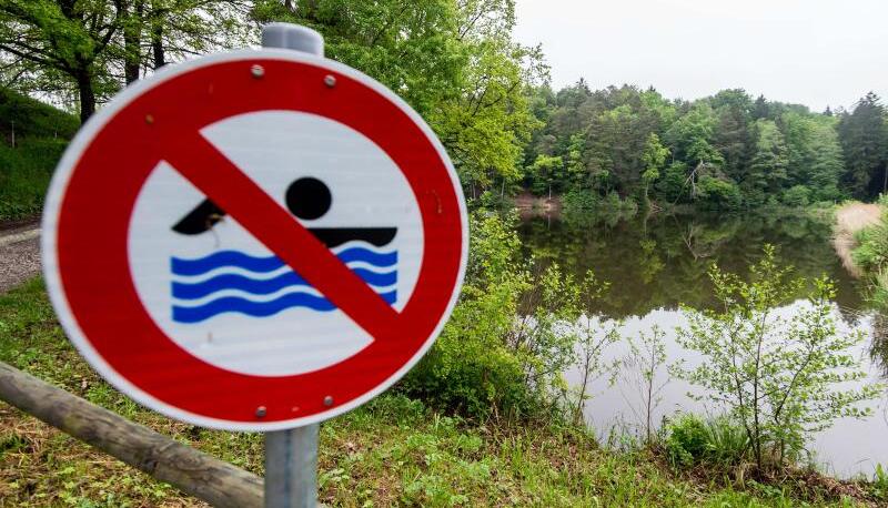 Baden verboten: 2016 stellte die Gemeinde die Schilder auf. Kontrolliert wurde die Einhaltung nie, manch einer beachtete das Verbot auch nicht. Baden verboten: 2016 stellte die Gemeinde die Schilder auf. Kontrolliert wurde die Einhaltung nie, manch einer beachtete das Verbot auch nicht.