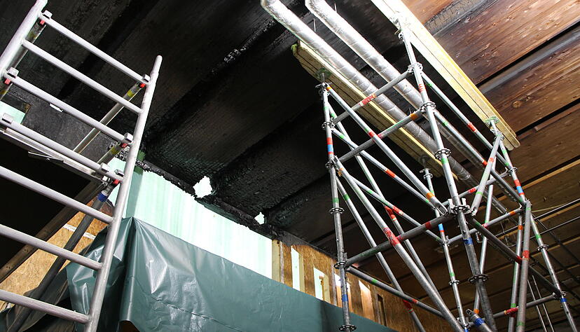 Der Blick an die Deckenbalken offenbart nichts Gutes. Sie sind verkohlt und müssen mindestens teilweise erneuert werden.