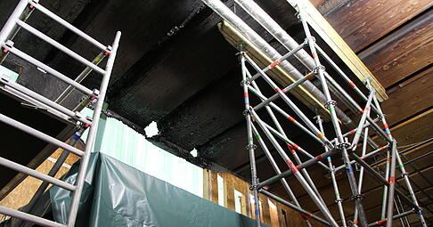 Der Blick an die Deckenbalken offenbart nichts Gutes. Sie sind verkohlt und müssen mindestens teilweise erneuert werden. Der Blick an die Deckenbalken offenbart nichts Gutes. Sie sind verkohlt und müssen mindestens teilweise erneuert werden.