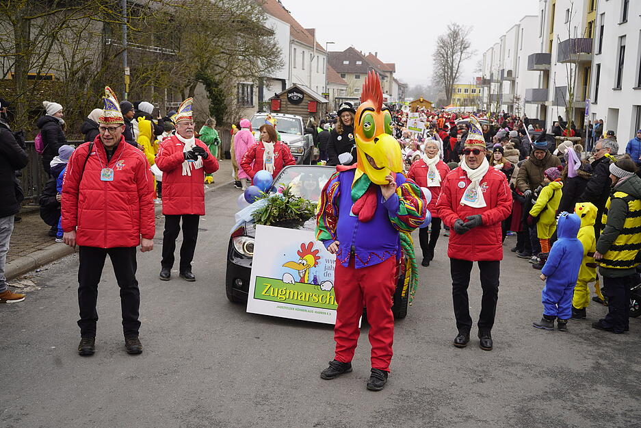 Tausende Besucher s&auml;umen die Stra&szlig;en beim traditionellen Kinderfaschingsumzug in Bad Friedrichshall-Jagstfeld.