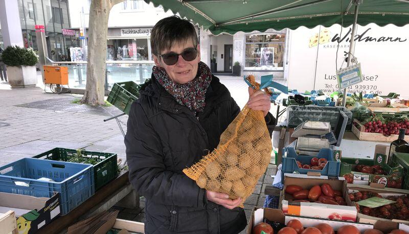 Auf dem Wochenmarkt in Neckarsulm: Großen Andrang erlebte Brigitte Laitenberger aus Bad Friedrichshall am Obst- und Gemüsestand. Mit frischem Gemüse, aber auch mit viel Kartoffeln und Zwiebeln deckten sich die Kunden dort ein. Foto: Carsten Friese Auf dem Wochenmarkt in Neckarsulm: Großen Andrang erlebte Brigitte Laitenberger aus Bad Friedrichshall am Obst- und Gemüsestand. Mit frischem Gemüse, aber auch mit viel Kartoffeln und Zwiebeln deckten sich die Kunden dort ein. Foto: Carsten Friese
