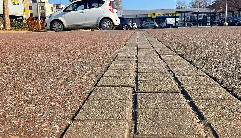 Auf diesem Parkplatz von Edeka Ueltzh&ouml;fer in der Charlottenstra&szlig;e wurde am Pfingstsonntag 2024 ein zwei Jahre alter Junge auf seinem Laufrad Opfer eines Unfalls, bei dem der verursachende Autofahrer unter Drogen stand.
Foto: Adrian Hoffmann