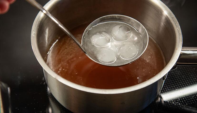 Das Eis im Sch&ouml;pfl&ouml;ffel schmilzt sehr schnell.