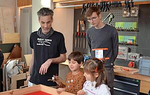 Selbst Hand anlegen, das ist der Kern der Maker Faire: In der Holzwerkstatt können die Besucher eigene Laufmaschinen bauen.