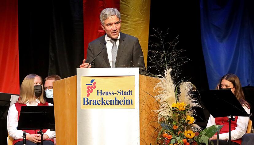 Der Präsident des Bundesverfassungsgerichts, Stephan Harbarth, hielt 2021 anlässlich des Tages der Deutschen Einheit in Brackenheim ein Festrede zum Thema "Einigkeit und Recht und Freiheit". Der Präsident des Bundesverfassungsgerichts, Stephan Harbarth, hielt 2021 anlässlich des Tages der Deutschen Einheit in Brackenheim ein Festrede zum Thema "Einigkeit und Recht und Freiheit".