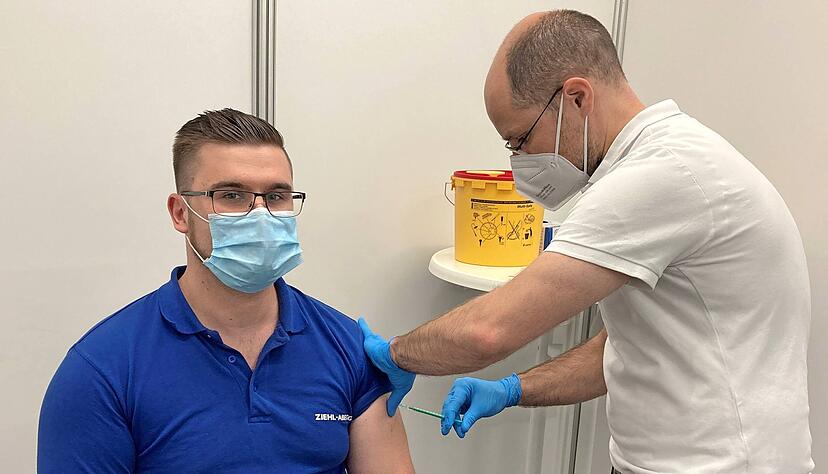 Andreas Werstler bekommt im Showroom auf dem Künzelsauer Werksgelände von Dr. Tobias Neuwirth seine Dosis Astrazeneca.
Fotos: Yvonne Tscherwitschke