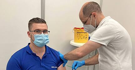 Andreas Werstler bekommt im Showroom auf dem Künzelsauer Werksgelände von Dr. Tobias Neuwirth seine Dosis Astrazeneca.
Fotos: Yvonne Tscherwitschke Andreas Werstler bekommt im Showroom auf dem Künzelsauer Werksgelände von Dr. Tobias Neuwirth seine Dosis Astrazeneca.
Fotos: Yvonne Tscherwitschke