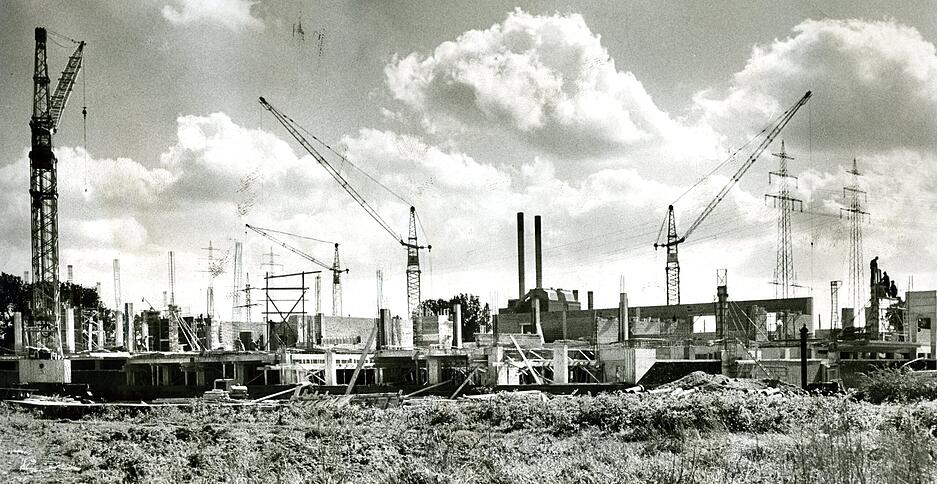 Fortschritte auf der Großbaustelle an der Heilbronner Neckarau im Jahr 1967, auf der die Milchversorgung Heilbronn ihr neues Milchwerk erstellt. Die MVH legt
Ende der 1960er Jahre den Grundstein für das heutige Milchwerk in Neckargartach.