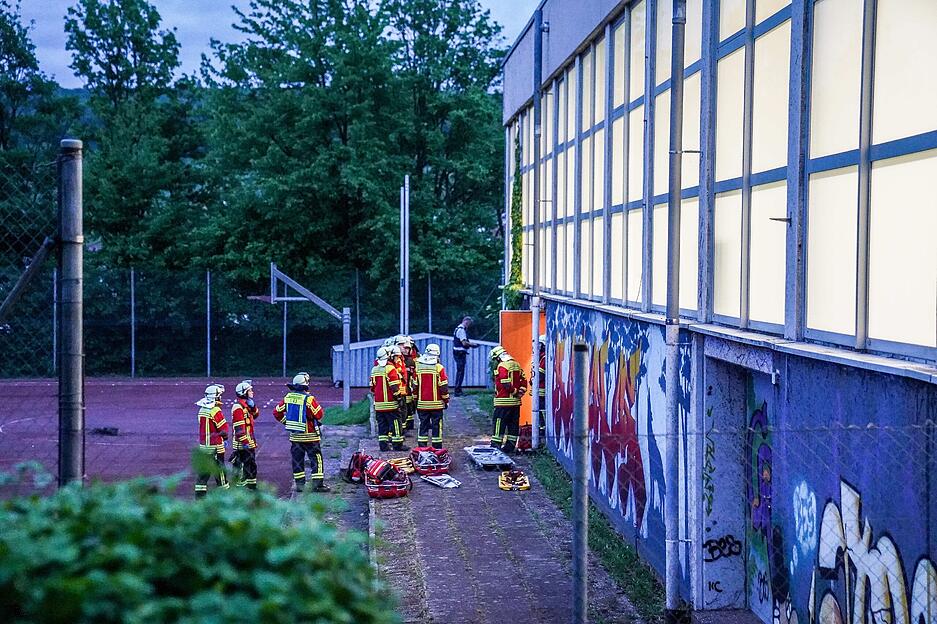 Vier Kinder sind durch das Dach einer Sporthalle gefallen und schwer verletzt worden. Vier Kinder sind durch das Dach einer Sporthalle gefallen und schwer verletzt worden.