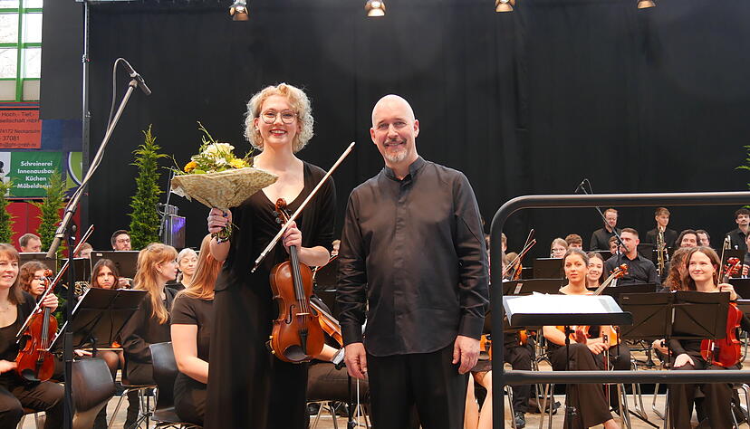 Jule Binniker wird von Dirigent Andreas Kehlenbeck als Konzertmeisterin des Jugend-Sinfonieorchesters verabschiedet.