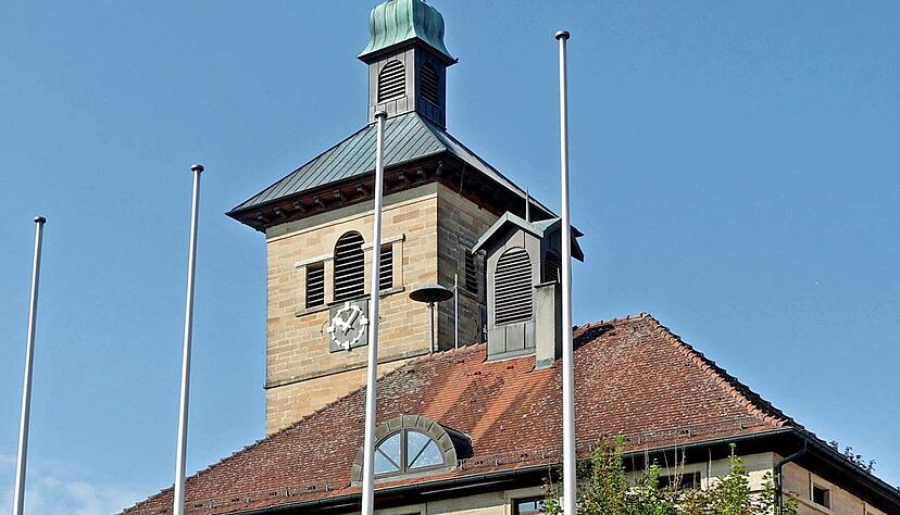 Mit wem geht es hier weiter? Das Eberstädter Rathaus steht in diesen Tagen besonders im Blickpunkt des öffentlichen Interesses. Die Entscheidung in der 3200-Einwohner-Kommune fällt in zehn Tagen.
Foto: Ralf Seidel Mit wem geht es hier weiter? Das Eberstädter Rathaus steht in diesen Tagen besonders im Blickpunkt des öffentlichen Interesses. Die Entscheidung in der 3200-Einwohner-Kommune fällt in zehn Tagen.
Foto: Ralf Seidel