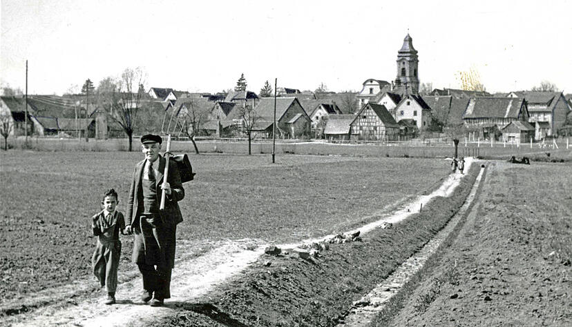 Zusammengestellt von Archiv und Dokumentation der Heilbronner Stimme 

Blick auf die evangelische Stephanuskirche in Abstatt. Zentral im Bild zieht sich die Schozach wie eine kleine Schnur von rechts nach links durch das Bild. Auf dem noch damals unbebauten Gebiet im Vordergrund stehen heute die Wildeckhalle und verschiedene, zum Bürgerpark zugehörige Freizeitspielstätten. Undatierte Aufnahme.