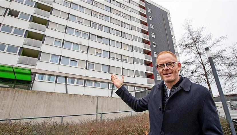 Michael Schanz, Abteilungsleiter Bestandsmanagement, vor einem Haus der Stadtsiedlung, für dessen Mieter schon eine Infoveranstaltung stattfand. Michael Schanz, Abteilungsleiter Bestandsmanagement, vor einem Haus der Stadtsiedlung, für dessen Mieter schon eine Infoveranstaltung stattfand.
