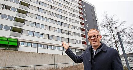 Michael Schanz, Abteilungsleiter Bestandsmanagement, vor einem Haus der Stadtsiedlung, für dessen Mieter schon eine Infoveranstaltung stattfand.
