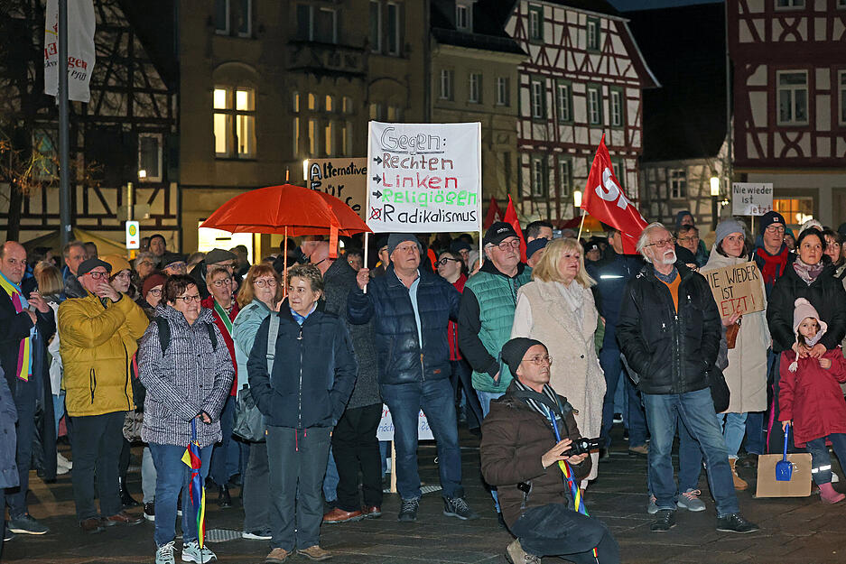 Demo: "Eppingen ist bunt! Gegen Hass und Hetze! Für eine aktive Demokratie!“ Demo: "Eppingen ist bunt! Gegen Hass und Hetze! Für eine aktive Demokratie!“