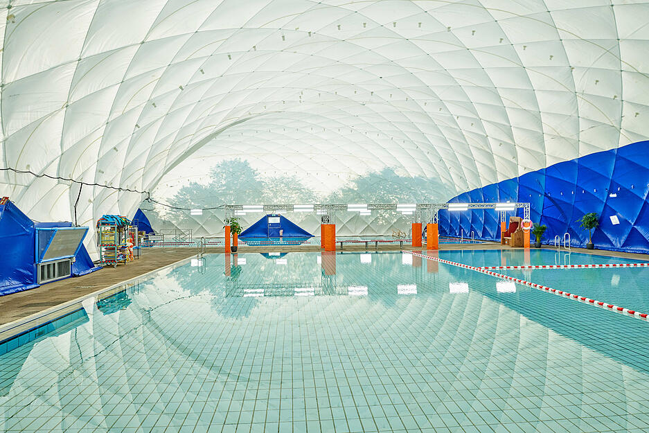 Dabei würde das Bad nahezu luftdicht mit einer aufgeblasenen und stützenfreien PVC-Hülle eingehaust werden. Die Lufttemperatur werde bei 28 Grad konstant warmgehalten.