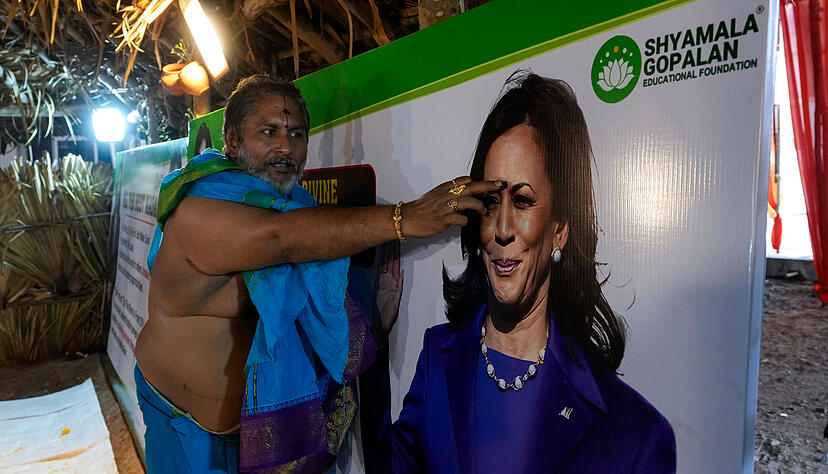 Ein Hindu-Priester legt ein "Tilak", ein von Hindu-Frauen getragenes Stirnzeichen, auf ein Foto der demokratischen Präsidentschaftskandidatin und Vizepräsidentin Kamala Harris in Palvancha, Telangana, Indien während spezieller Gebete für ihren Sieg bei den US-Wahlen. Ein Hindu-Priester legt ein "Tilak", ein von Hindu-Frauen getragenes Stirnzeichen, auf ein Foto der demokratischen Präsidentschaftskandidatin und Vizepräsidentin Kamala Harris in Palvancha, Telangana, Indien während spezieller Gebete für ihren Sieg bei den US-Wahlen.