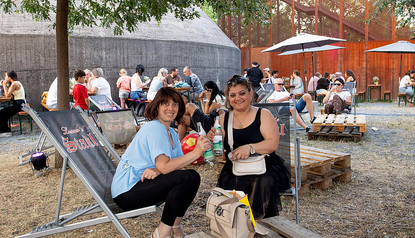 Zum Verweilen lädt auf dem Volksfest auch eine Lounge namens „Chill-out-Area“  im Schatten des historischen Theresienturms.