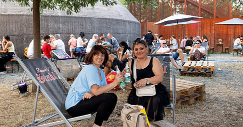 Zum Verweilen lädt auf dem Volksfest auch eine Lounge namens „Chill-out-Area“  im Schatten des historischen Theresienturms.