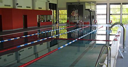 Die Wasseroberfläche ist spiegelglatt vor Beginn des Badebetriebs im Hallenbad Möckmühl. Seit 9. Juni ist das Bad wieder geöffnet.
Foto: Ralf Schick