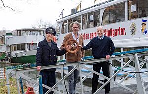 Das Ruder ist in neuer Hand: Rüdiger Stumpf (v. r.) übergibt seine beiden Schiffe (im Hintergrund) an Neckar Käpt´n-Geschäftsführer Jens Caspar und Heiko Volz. Das Ruder ist in neuer Hand: Rüdiger Stumpf (v. r.) übergibt seine beiden Schiffe (im Hintergrund) an Neckar Käpt´n-Geschäftsführer Jens Caspar und Heiko Volz.