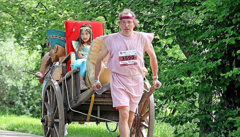 Der Fantasie sind beim Trollinger Marathon keine Grenzen gesetzt – wie diese Zeitreise
ins alte Ägypten beweist. Auch wenn dafür einige Schweißtropfen extra fließen. Der Fantasie sind beim Trollinger Marathon keine Grenzen gesetzt – wie diese Zeitreise
ins alte Ägypten beweist. Auch wenn dafür einige Schweißtropfen extra fließen.
