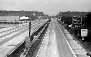 Blick auf eine leere Autobahn. Wegen der &Ouml;lkrise wurde 1973 zum ersten Mal ein sonnt&auml;gliches Fahrverbot verh&auml;ngt.