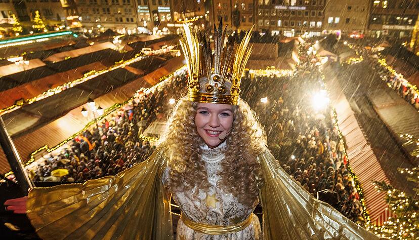Das N&uuml;rnberger Christkind, Nelli Lunkenheimer, auf der Kirchenempore. (Archivbild)