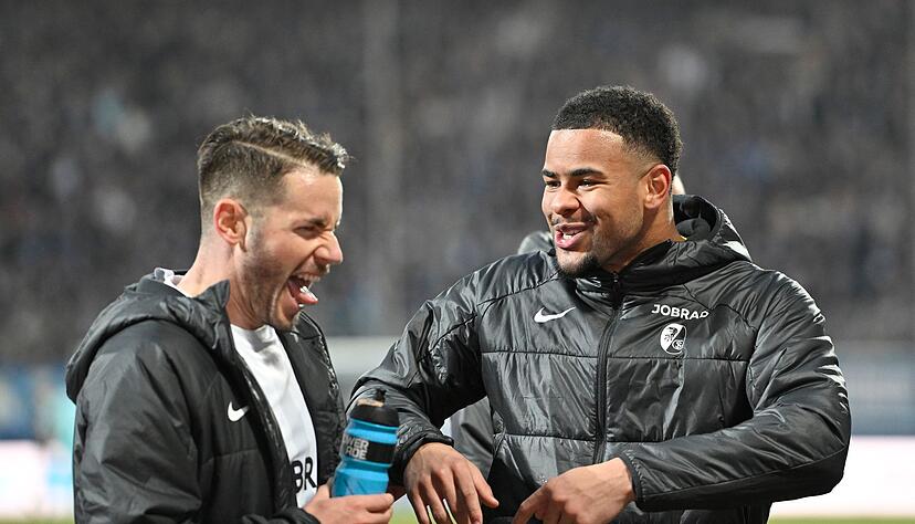 Der SC mit Christian G&uuml;nter (l.) und Noah Atubolu empf&auml;ngt am Samstagabend RB Leipzig.