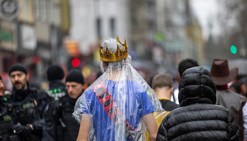 Regencape mit Krone: Die rheinischen Narren mussten an Weiberfastnacht tapfer sein.